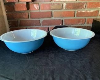 Set of Two Pyrex 325 2.5L Mixing Bowls