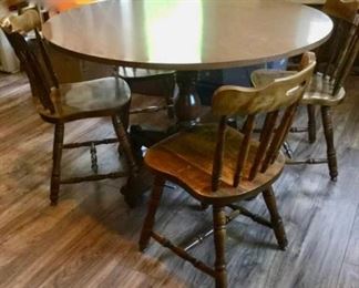 Traditional kitchen table w4 chairs