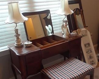 Vanity with lift top center and mirror, French style; vanity bench