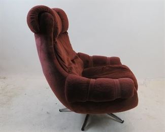 Overman style upholstered swivel lounge chair. PIC 2