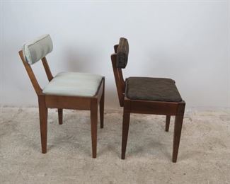 ITEM 370-- 2 MCM sewing chairs with storage seat. 1 Singer label. PIC 4