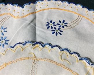 Lot Vintage Collectible Embroidered Table Linens