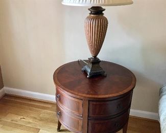 Additional photo: Ethan Allen round table and lamp