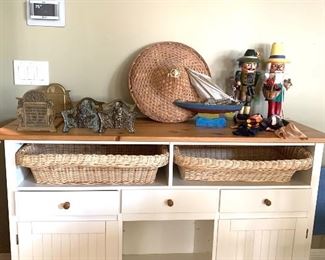 console table (includes 2 baskets)
