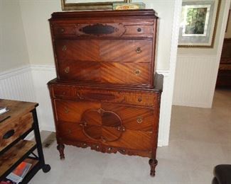 ANTIQUE DRESSER/CHEST OF DRAWERS $100
