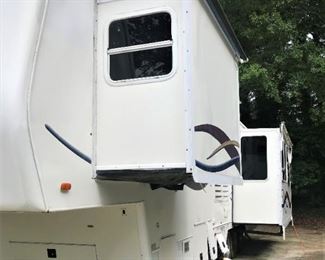 Street side of 2001 Alfa Gold GF38RLTES 5th wheel trailer w/3 slide outs