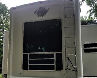 Rear of 2001 Alfa Gold GF38RLTES 5th wheel trailer w/3 slide outs