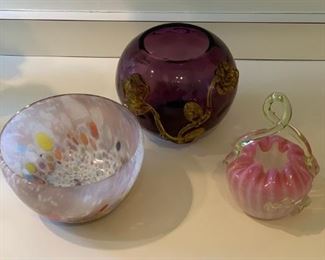 $35.                POR. 104.  Artglass  3pc lot,    purple bowl has minor chip on rim 6:5” dia, 4” h;    bowl 6.5” dia, 6”h; basket 3.5” dia x 3.5”h 