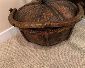 $125               SW 715            Large Covered Basket
