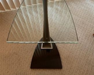$75       SW 727   Mid Century Glass Triangle table