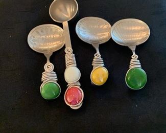    $15            4 Pc Decorative set utensils