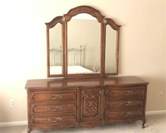 Lot 001
Thomasville French Provincial Triple Dresser