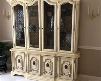 Lot 010
Stanley Furniture China Cabinet and Hutch