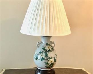 Lot 020
Vintage Murray Feiss Ceramic Urn Table Lamp (1 of 2)