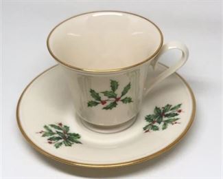 Lot 024
Lenox SPECIAL Holiday 'Holly' Cup & Saucer