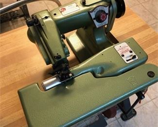 Lot 040
US Blind Stitch Corp. Commercial Sewing Machine #118-2