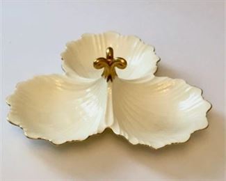 Lot 063a
Mikasa Ivory Bone China Divided Serving Tray Larry Laslo