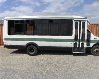 PIC 1 OF 4 FORD F450 1999 BUS RUNS AND DRIVES GOOD RUBBER ALL ROUND
