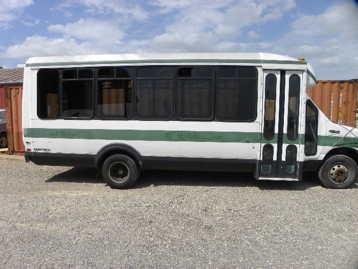 PIC 1 OF 4 FORD F450 1999 BUS RUNS AND DRIVES GOOD RUBBER ALL ROUND 