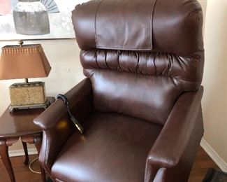 Lift chair in "Stand up, please" position