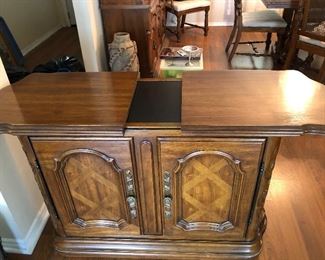 Both sides of the top extend for additional serving area