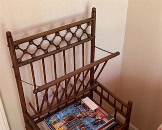 (another view of magazine rack / shelf)