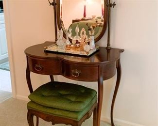 $500 - Stunning Vintage Vanity and Bench, Brass Details & Candelabras (32" L x 18" W x 29.25" H, mirror height is 26")