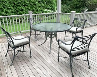$250 - Garden / Patio Dining Table with 4 Chairs 