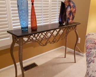 Décor table with wine rack