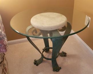 end table  28in dia x 20in ht