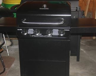 CHAR-BROIL GAS GRILL