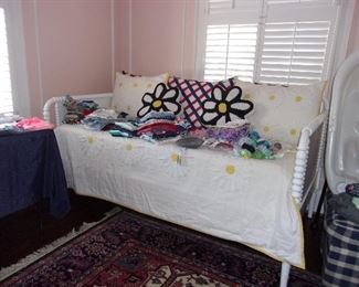 Farm House style Twin/Day Bed, Spool Turned, White