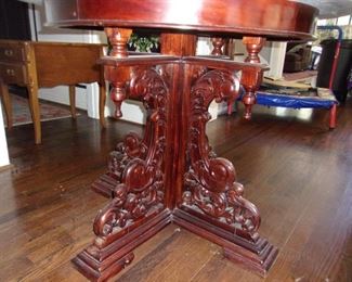 Round Rococo style Center Table with White Marble Top
