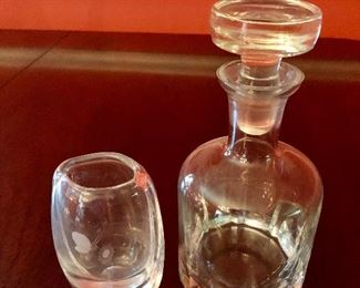 $ 25 Lot vase and decanter