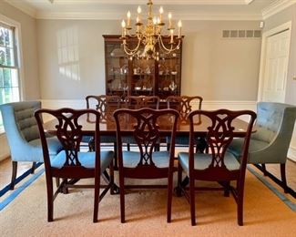 Gorgeous Dining Room Set in Amazing Condition