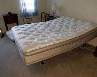 Queen Sleep Number model i8 with FLEXFIT, adjustable. Spotless, barely used (2 months). With remote,  manual..everything