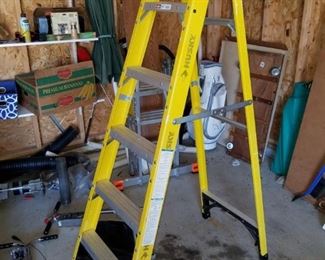 Husky 6 ft fiberglass ladder, 250 lb weigh capacity