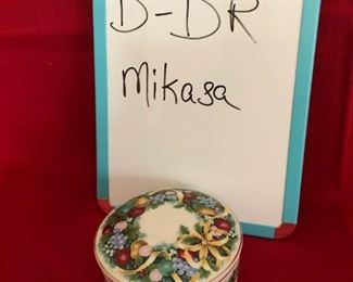 D-DR-29  $6  MIKASA Christmas Bouquet  Holiday