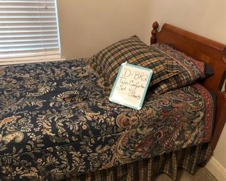 D-B2-4  $25  Twin  Comforter Set  w/Sheets  