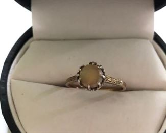 D-J-13  $100  Vintage 14k Ring