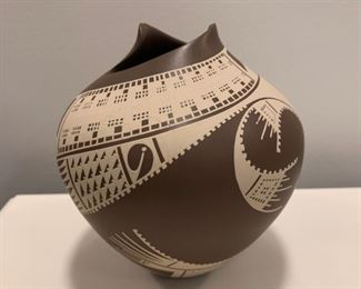 Ivonne Oilvas Small Vase signed - $50 - 4"
