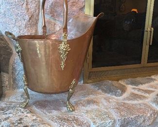 LARGE VINTAGE FOOTED BRASS & COPPER ASH / COAL FIREPLACE BUCKET! 
