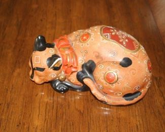 Kutani cat figure.