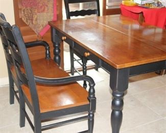 Kitchen table with double chair and 4 single chairs. Extra leaf with table.