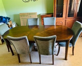 Gorgeous dining room table and six chairs