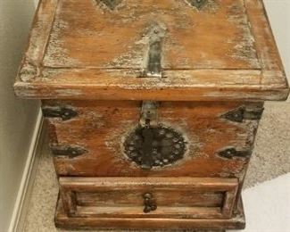Vintage wooden trunk/small table decor