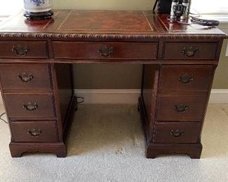 Mahogany kneehole desk w/leather top $95