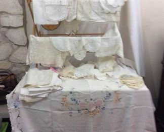 BA506 Embroidered tablecloth, Doilies and Table Runners