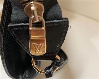 Luis Vuitton bags are copies...not authentic!
