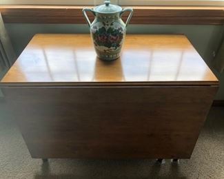Beautiful drop leaf table !